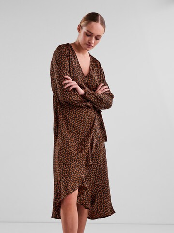 Robe PIECES en marron : devant