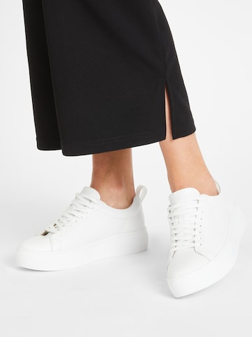 Baskets basses 'Zoe' VAGABOND SHOEMAKERS en blanc : devant