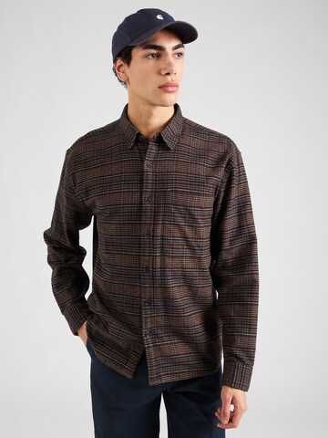 Abercrombie & Fitch - Ajuste regular Camisa en marrón: frente