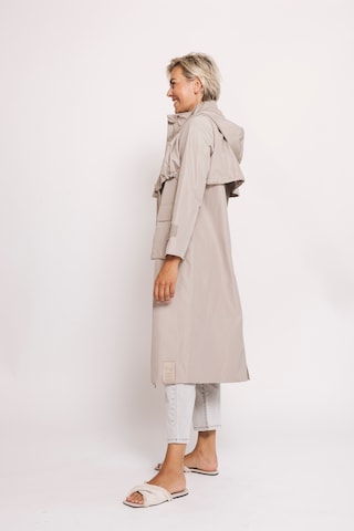 Zhrill Mantel in Beige
