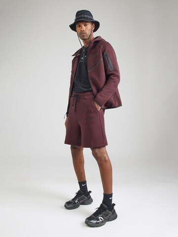 Loosefit Pantaloni 'TCH FLC' di Nike Sportswear in rosso