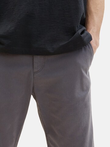 TOM TAILOR Regularen Chino hlače | siva barva