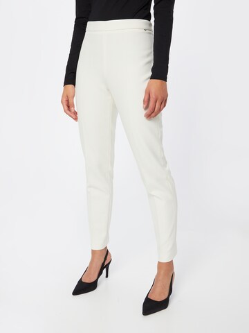 Regular Pantaloni 'Tiluna' de la BOSS Black pe alb: față