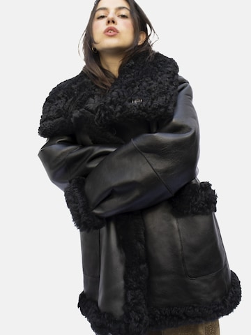 Just things we like - Abrigo de invierno 'MIO Reversible Shearling Coat' en negro
