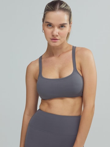DRILLS Apparel Bustier Sport-BH 'ACTIVE DRILLS X-Strap Bra Grey'‌‌‌‌‌‌‌‌‌‌ in Grau: Vorderseite