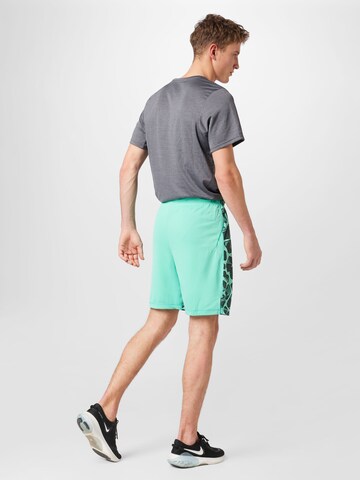 NIKE Loosefit Sportshorts in Grün