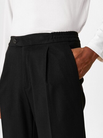 Loosefit Pantaloni con pieghe 'Stadtler' di Antioch in nero
