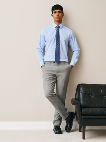 Next Regular Fit Set: Hemd und Krawatte in Blau