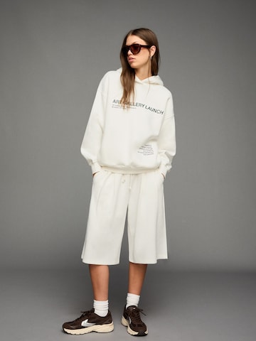 BershkaSweater majica - bijela boja