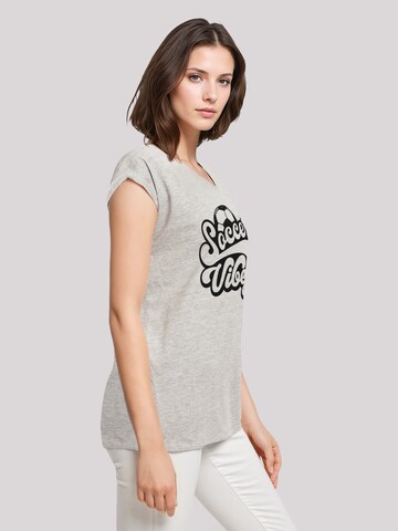 F4NT4STIC Shirt 'Soccer Vibes Typography Sporty Graphic' in Grijs