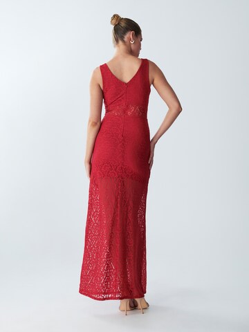BWLDR - Vestido de noche 'SOLO' en rojo: atrás