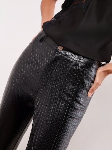 self. Regular Housut värissä musta