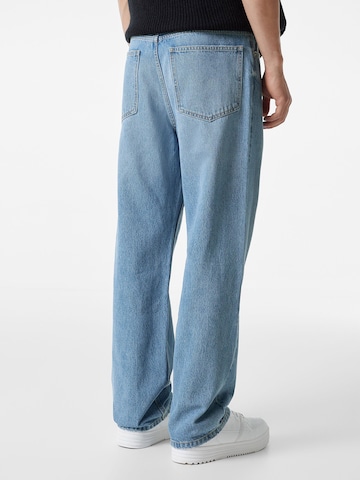 Bershka Loosefit Jeans in Blau