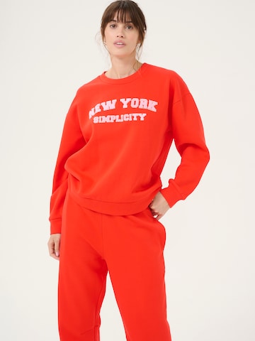 CULTURE Sweatshirt 'CU Charlie' in Red: front