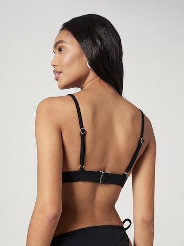 A LOT LESS - Triángulo Top de bikini 'Jara' en negro