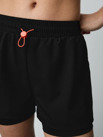 Regular Pantaloni de la Next pe negru