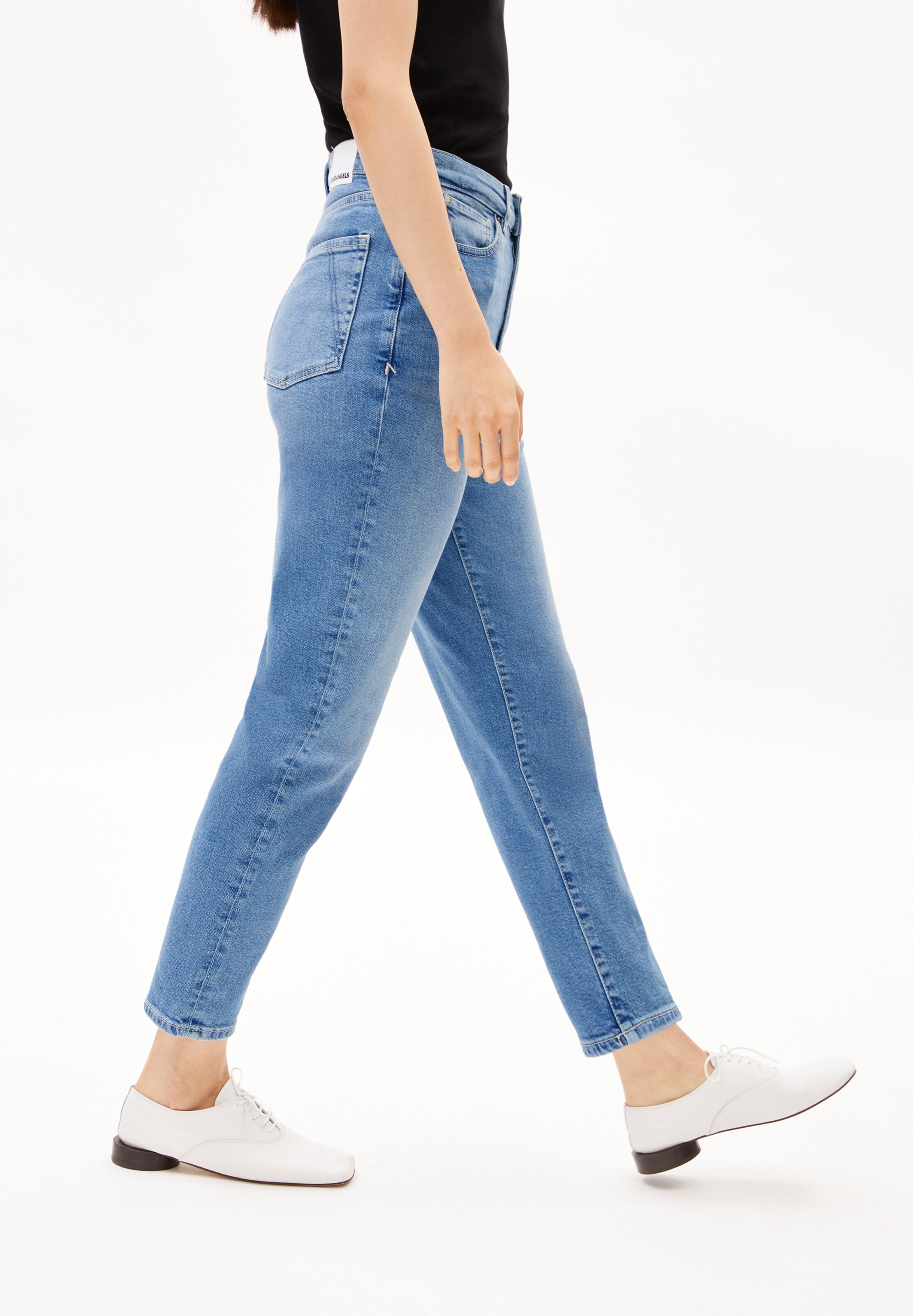 Loosefit Jean 'MAIRAA' ARMEDANGELS en bleu : devant