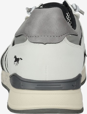 Baskets basses MUSTANG en gris