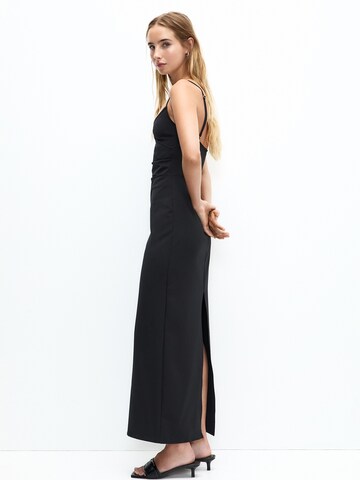 Rochie de la Pull&Bear pe negru