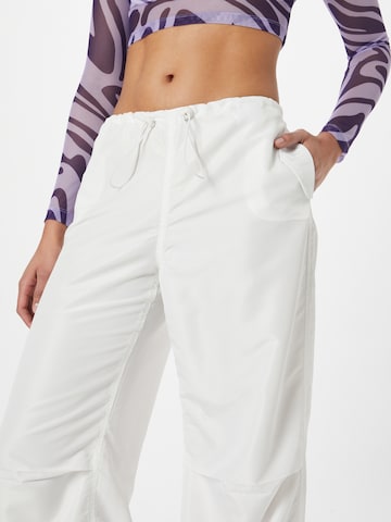 NEON & NYLON - Loosefit Calças 'SERENITY' em branco