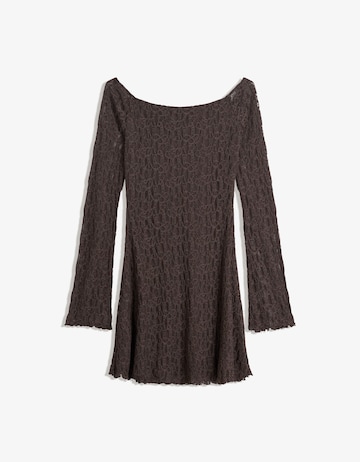 Rochie de la Bershka pe maro