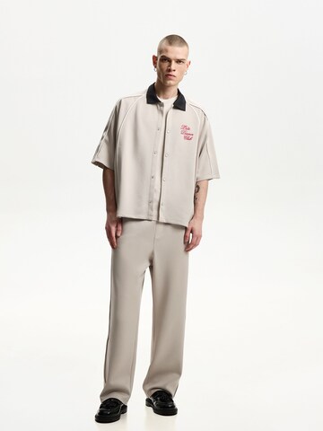 Loosefit Pantaloni di Bershka in grigio: frontale