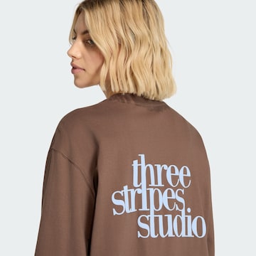 ADIDAS SPORTSWEAR - Camiseta funcional '3 Stripes Studio' en marrón