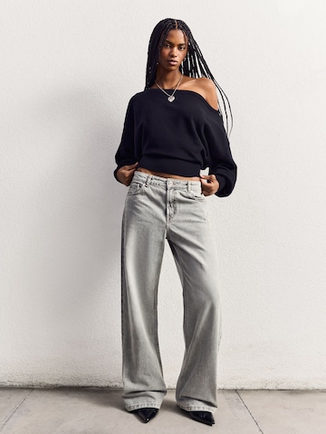 Bershka Baggy Jeans in Grey: front