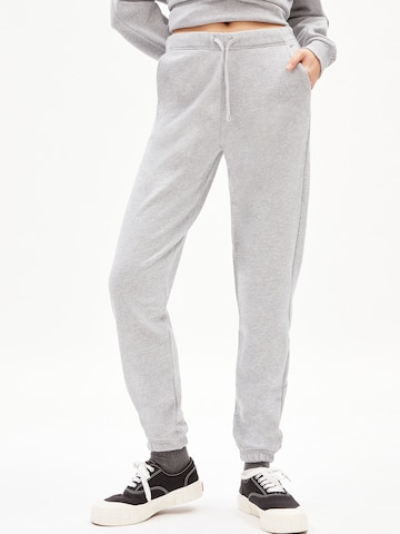 Effilé Pantalon 'Iva' ARMEDANGELS en gris : devant
