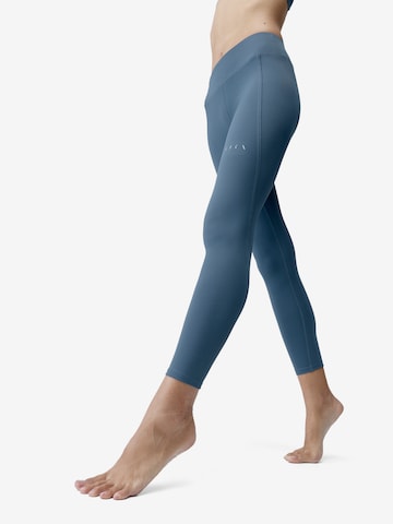 Born Living Yoga Skinny Leggings in Blauw: voorkant
