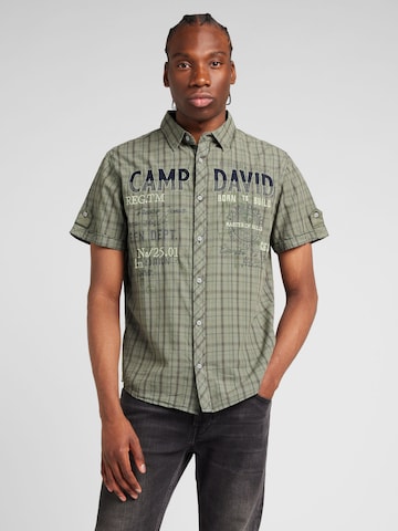CAMP DAVID جينز مضبوط قميص بلون أخضر: الأمام