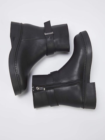 Trendyol Nízké kozačky – černá