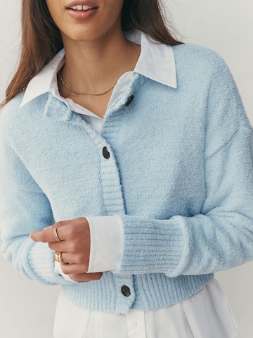 Next Плетена жилетка в синьо