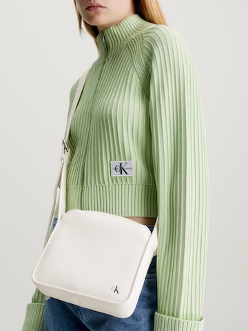 Calvin Klein Jeans Τσάντα ώμου σε λευκό: μπροστά
