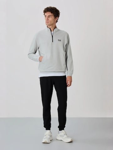 Survêtements Tommy Life en gris : devant