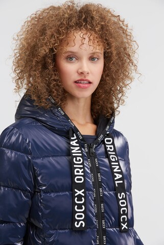 Soccx Glänzende Steppjacke mit Kapuze und Logo-Bändern in Blau