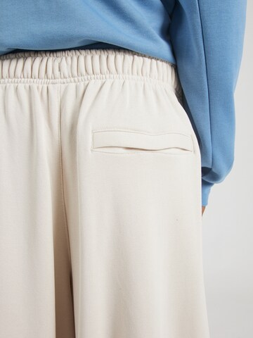 Effilé Pantalon 'CLUB' Nike Sportswear en beige