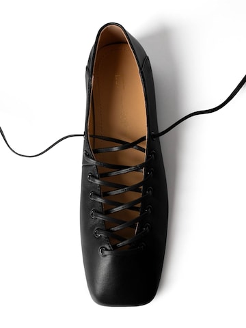 L37 HANDMADE SHOES Ballerina met riempjes 'IN THE SHAPE OF YOU' in Zwart