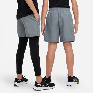 NIKE Regular Sportshorts in Grau