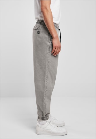 Tapered Pantaloni di Karl Kani in grigio