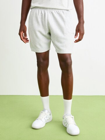 ELLESSE Loosefit Broek 'Zanica' in Grijs: voorkant