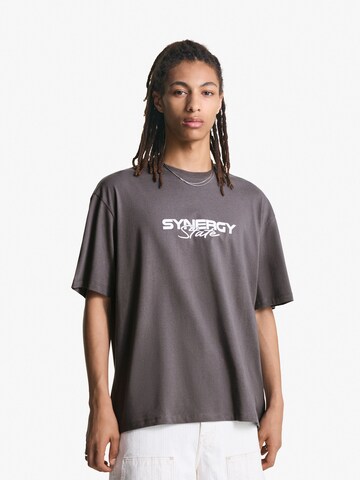 Bershka Shirt 'SYNERGY STATE' in Grijs: voorkant
