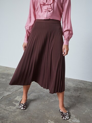 SISTERS POINT Skirt in Brown: front