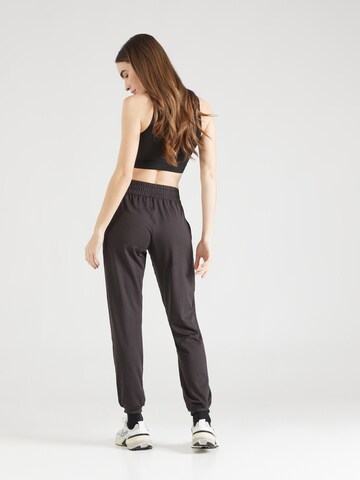 PUMA Tapered Sporthose 'Studio Foundations' in Braun