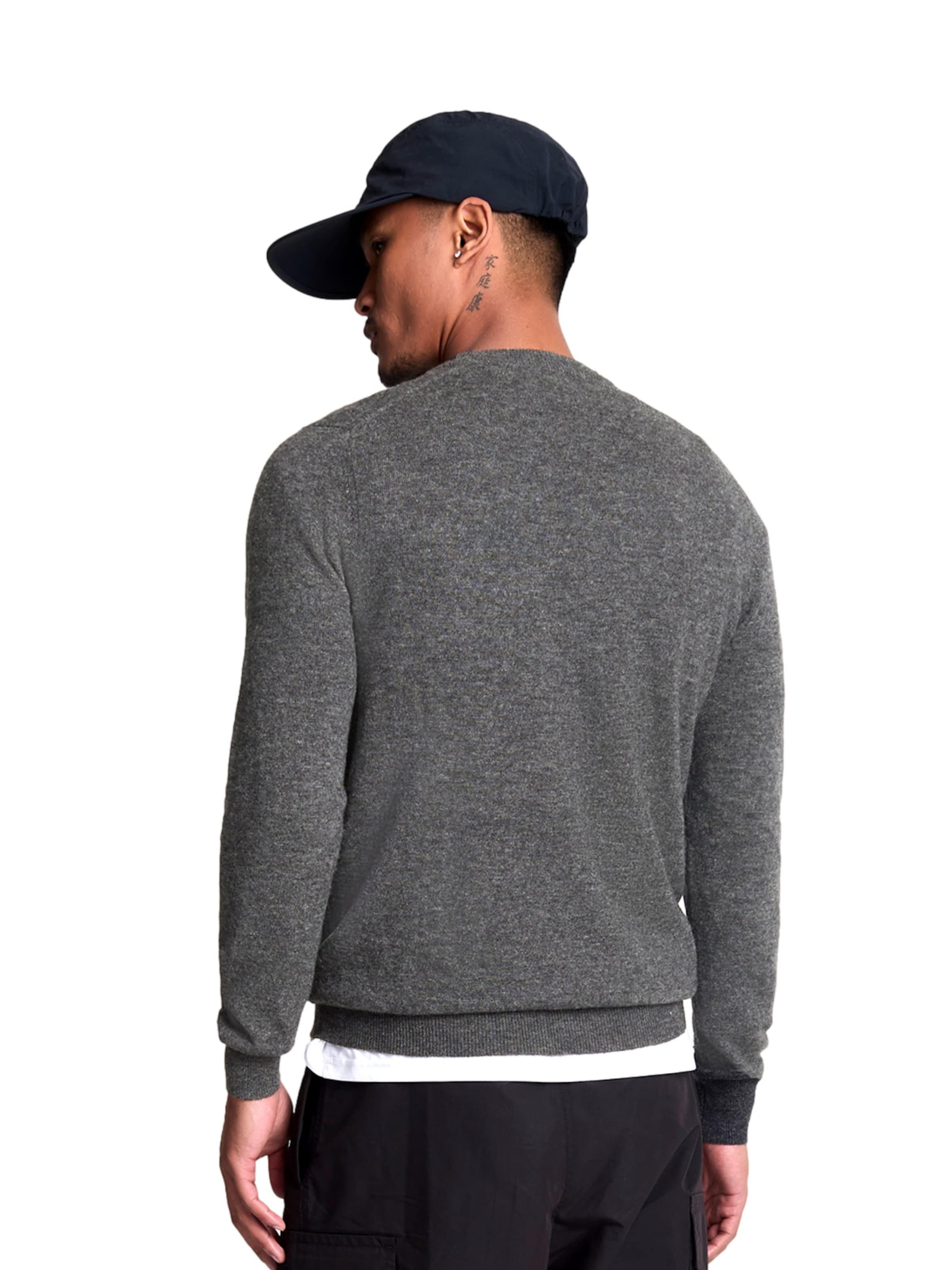 Lyle & Scott Sweater in Grey
