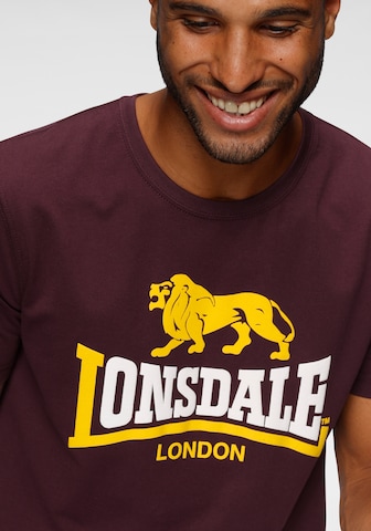 LONSDALE Μπλουζάκι 'Holmpton' σε κόκκινο