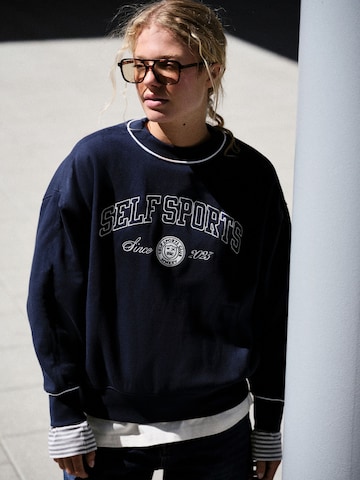 self. Sweatshirt in Blauw: voorkant