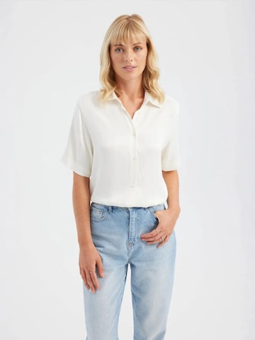 Hiccup - Blusa em branco: frente