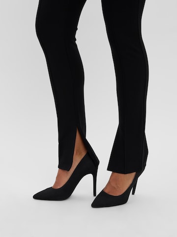 Coupe slim Pantalon 'Sonia' Aware en noir