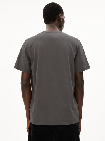 ARMEDANGELS - Camiseta 'Aadoni Nestling' en gris: frente